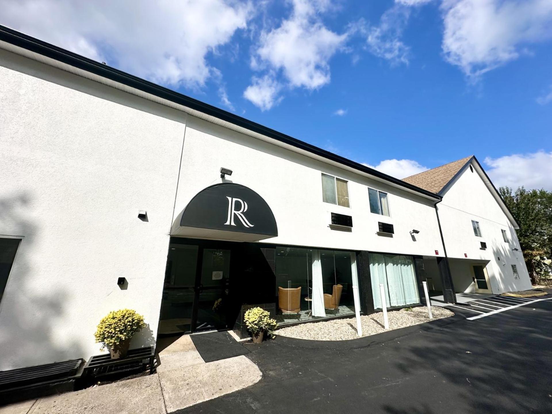 Baldwin Inn And Suites West Springfield Bagian luar foto