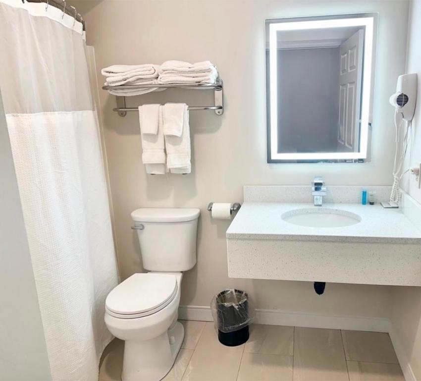 Baldwin Inn And Suites West Springfield Bagian luar foto