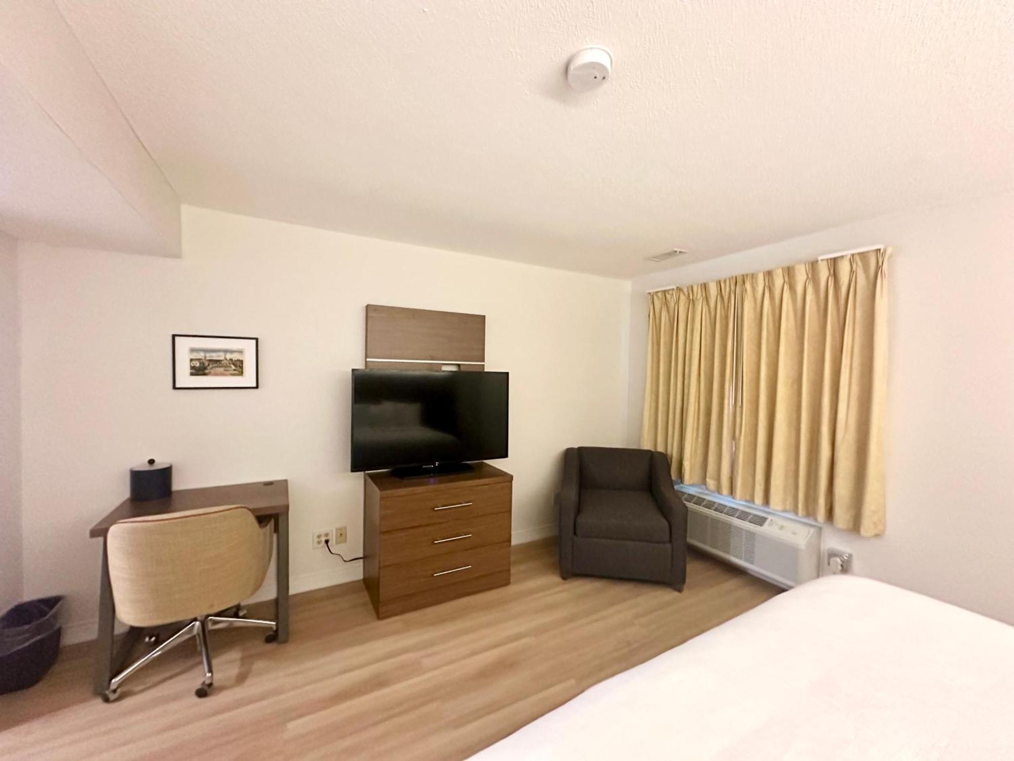 Baldwin Inn And Suites West Springfield Bagian luar foto