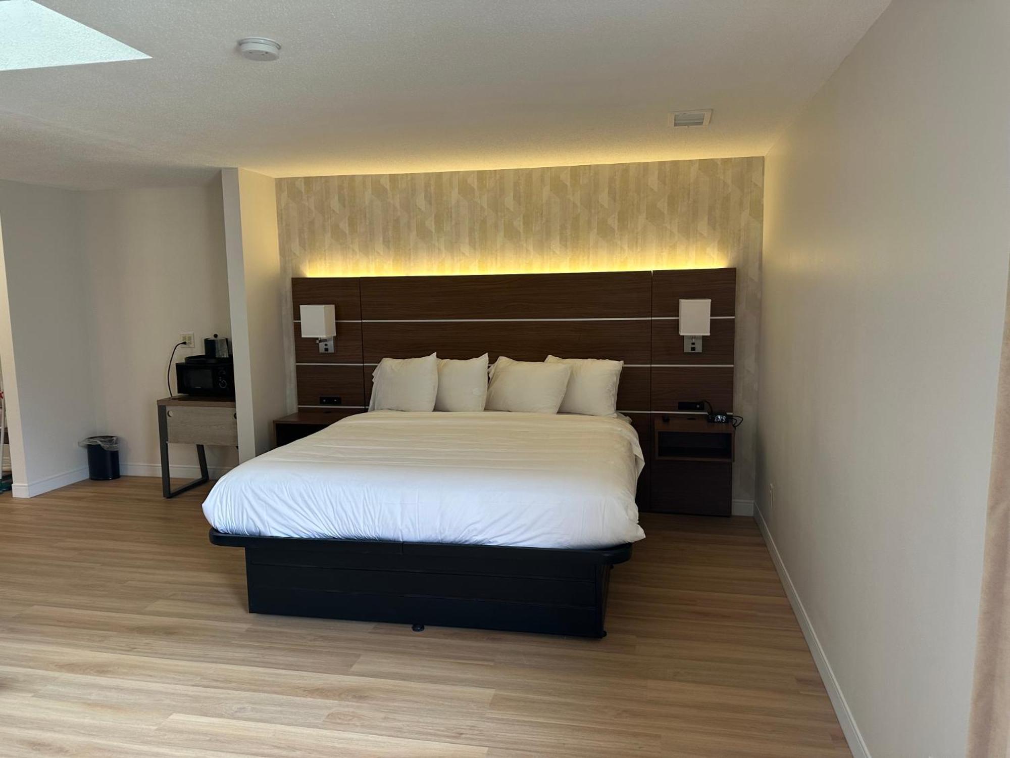 Baldwin Inn And Suites West Springfield Bagian luar foto