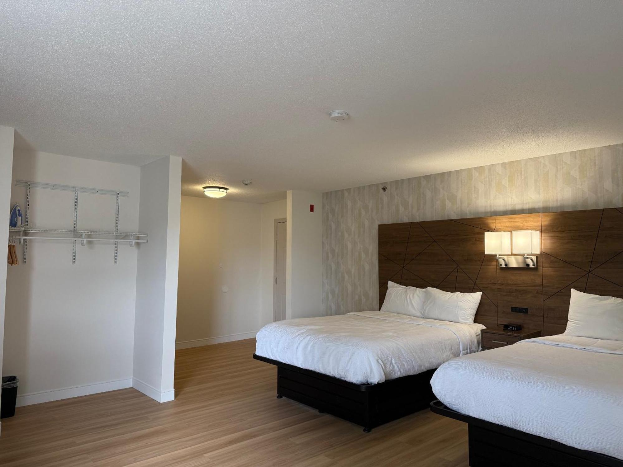 Baldwin Inn And Suites West Springfield Bagian luar foto