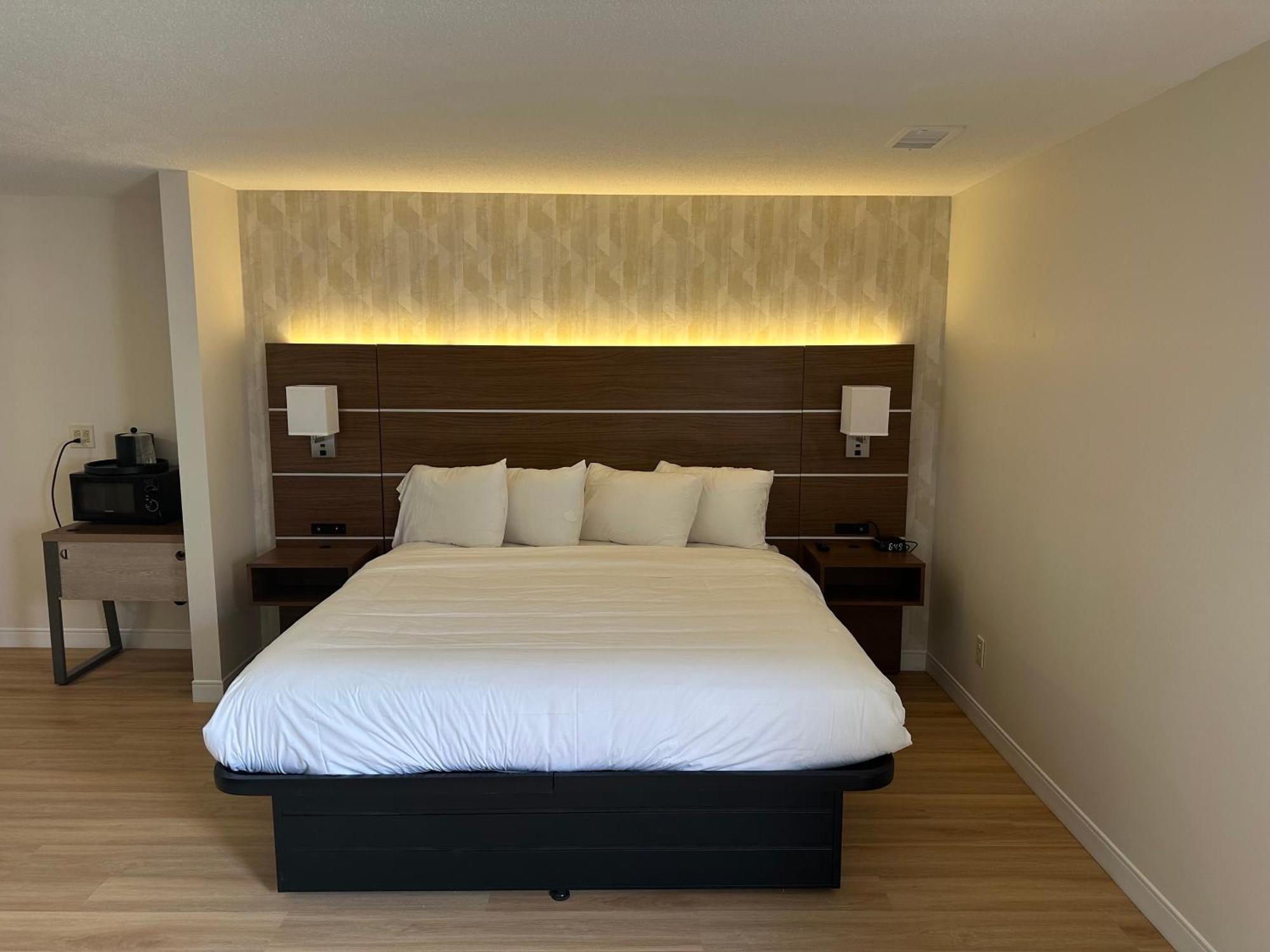 Baldwin Inn And Suites West Springfield Bagian luar foto