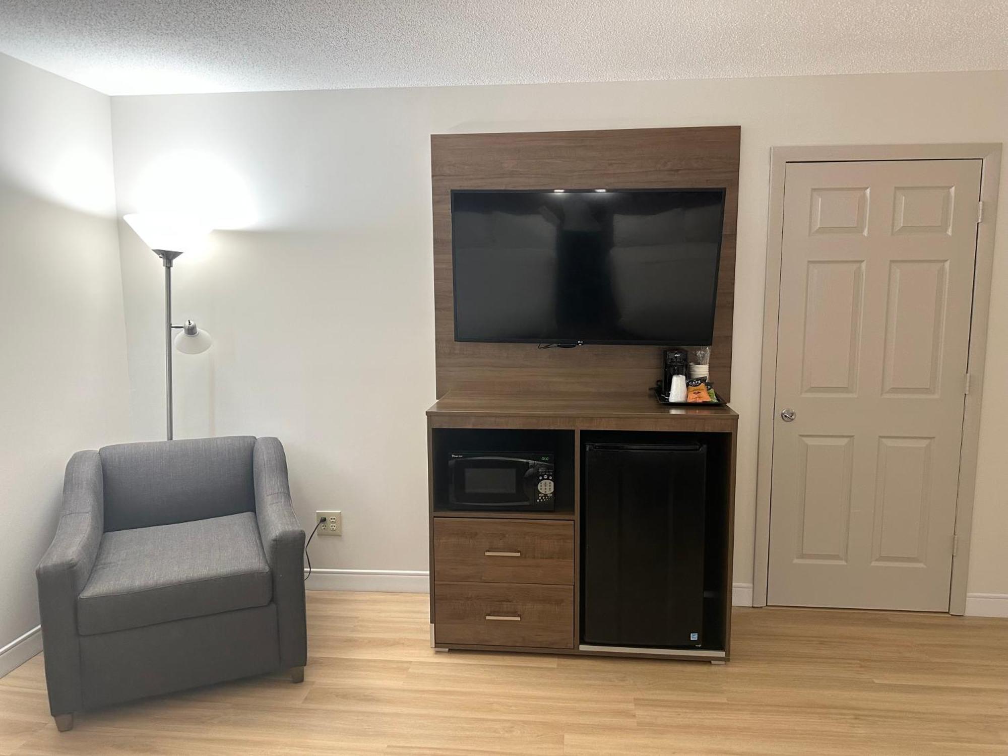 Baldwin Inn And Suites West Springfield Bagian luar foto
