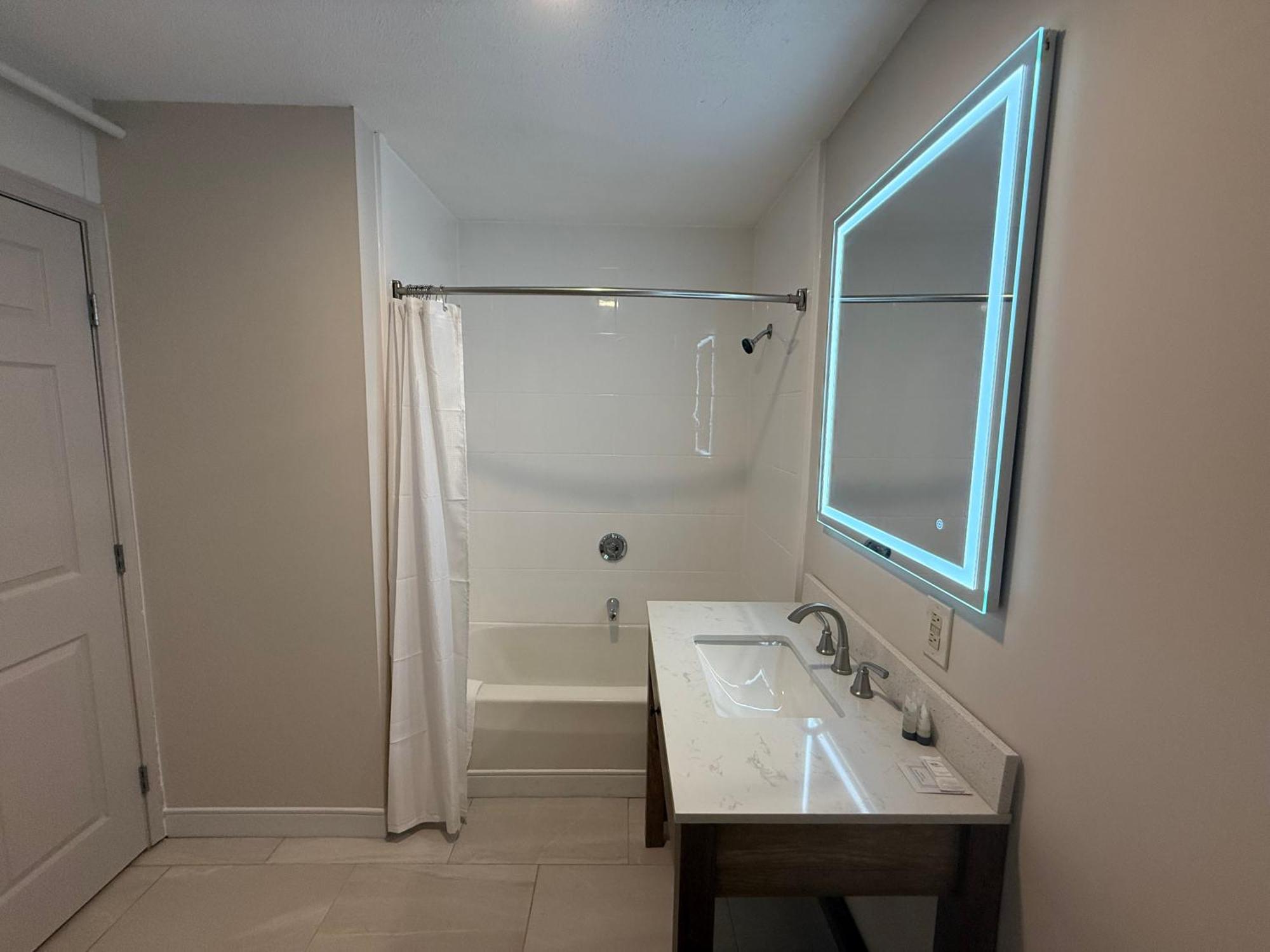 Baldwin Inn And Suites West Springfield Bagian luar foto